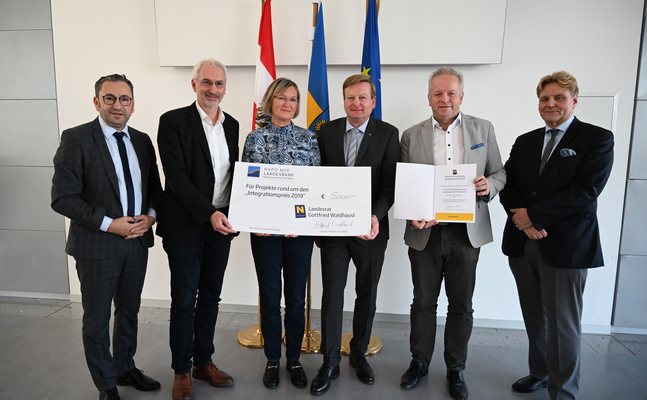 Gratulation dem Erstplatzierten - Murat Düzel (Land NÖ), Bgm. Rudolf Schütz (Prinzersdorf), Heidemarie Haider (Dorferneuerungsverein Prinzersdorf), Landesrat Gottfried Waldhäusl, DI Christian Steffel (Dorferneuerungsverein Prinzersdorf, Mag. Michael Girardi (Bundesministerium für Integration und Äußeres)