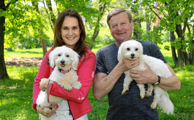 Ein Herz für Tiere - Tierschutzlady Maggie Entenfellner und LR Gottfried Waldhäusl.