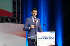 Udo Landbauer will die CO2-Steuer abschaffen 