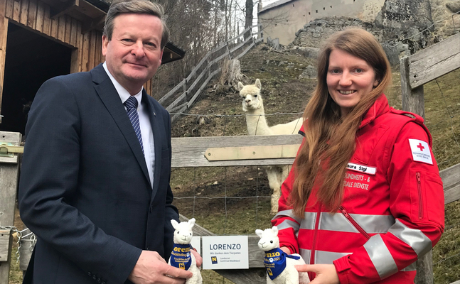 Landesrat Gottfried Waldhäusl, Tierschützling Lorenzo und Laura Sigl vom Roten Kreuz.