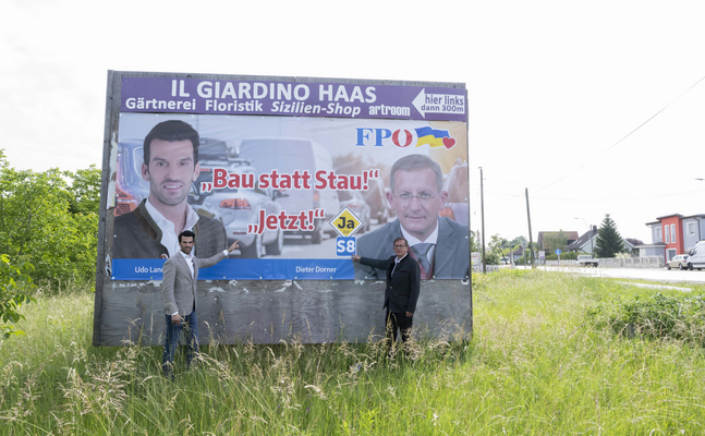 Udo Landbauer und Dieter Dorner präsentieren die neue Plakatkampagne