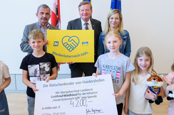 Bürgermeister Manfred Schimpl, Landesrat Gottfried Waldhäusl, Julia Higelsberger und Kinder der VS Haidershofen.