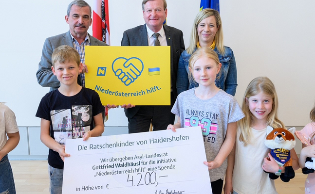 Bürgermeister Manfred Schimpl, Landesrat Gottfried Waldhäusl, Julia Higelsberger und Kinder der VS Haidershofen.