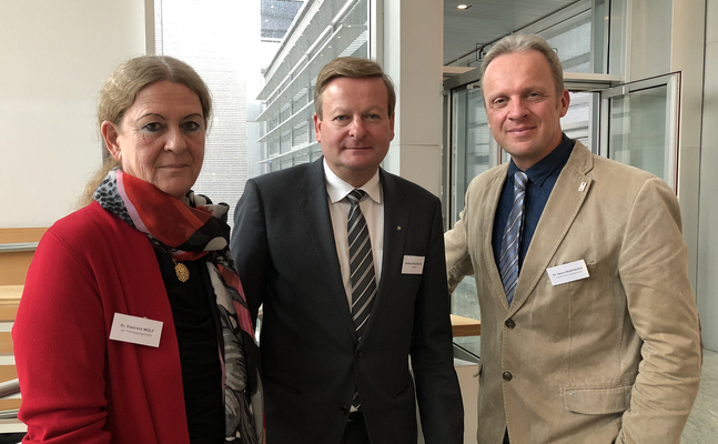 LR diskutiert mit Experten bei Hunde-Sicherheitsgipfel