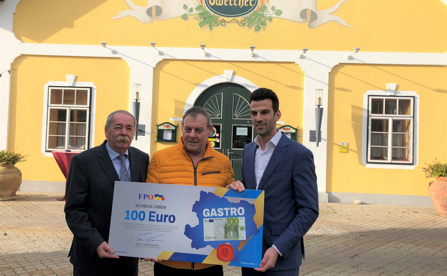 Udo Landbauer und FPÖ-Bezirksparteiobmann Erich Königsberger zu Besuch im Wirtshaus zum Gwercher 